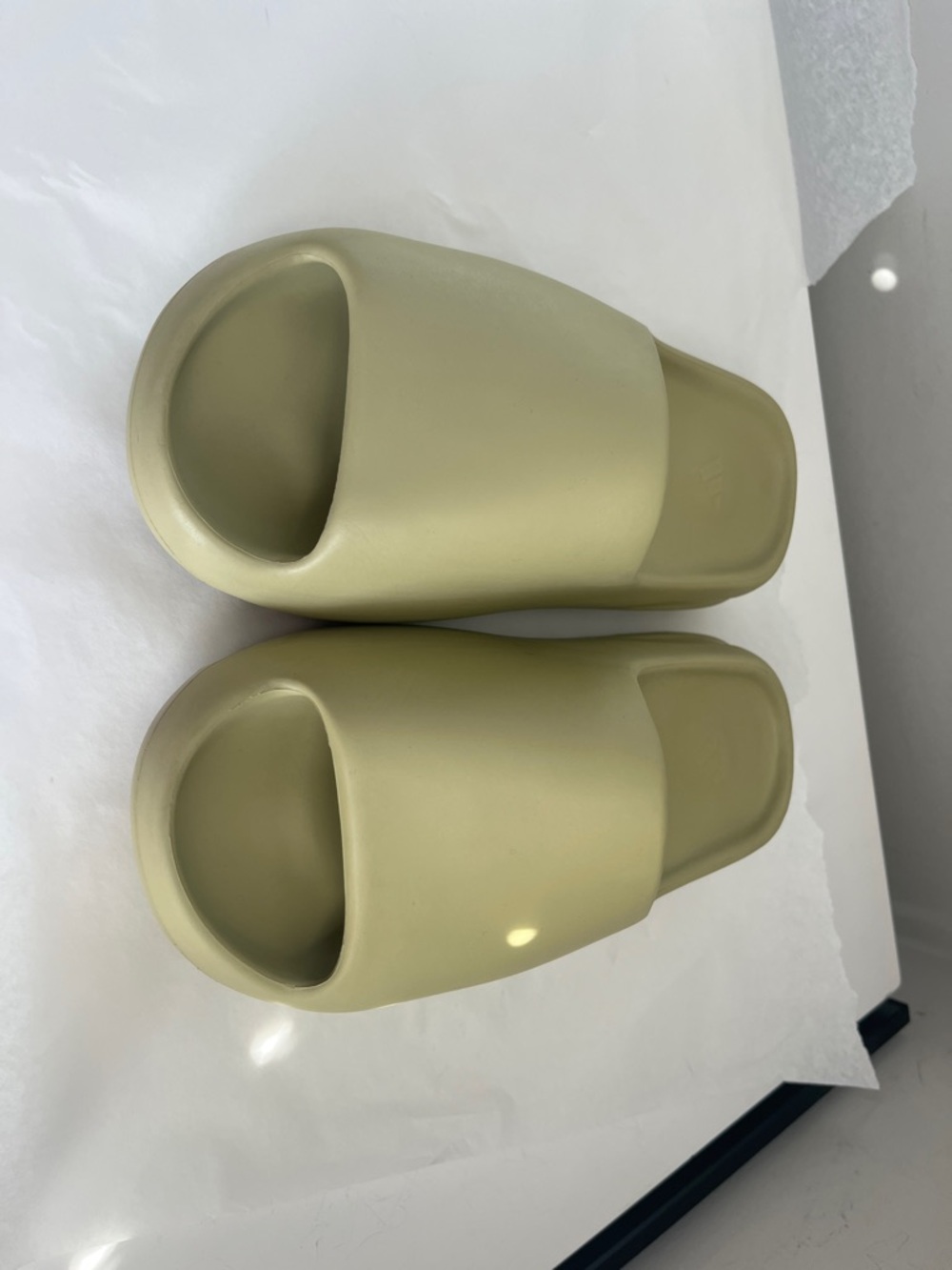 Adidas Boys Yeezy Slides Size 6